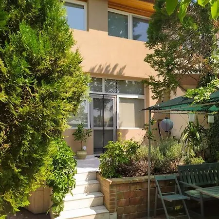 Vakantiehuis Flora House 3 Minutes From Balaton *